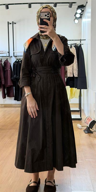 BEL KENDİNDEN KEMERLİ ELBİSE