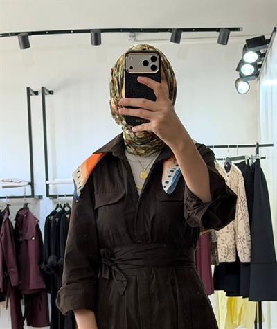 BEL KENDİNDEN KEMERLİ ELBİSE