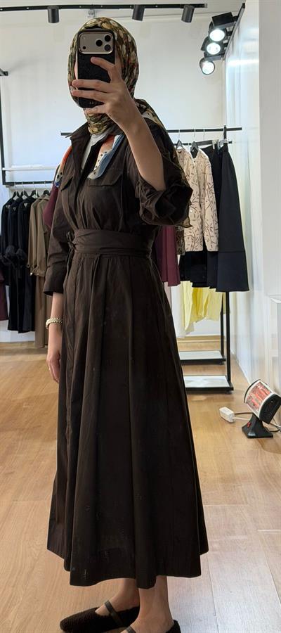 BEL KENDİNDEN KEMERLİ ELBİSE