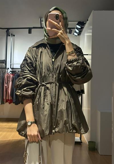 Büzgü detaylı yağmurluk