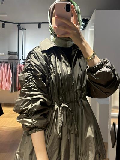 Büzgü detaylı yağmurluk