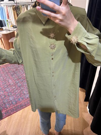 DÜĞME DETAYLI GÖMLEK