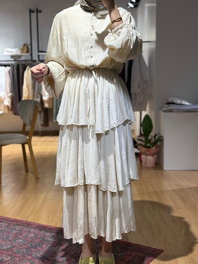 ETEĞİ KAT KAT BÜZGÜLÜ ELBİSE