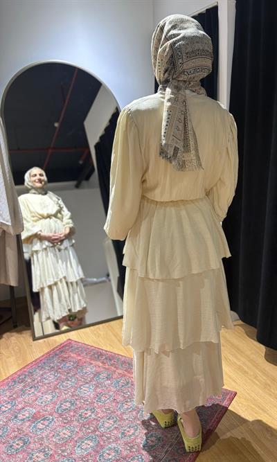 ETEĞİ KAT KAT BÜZGÜLÜ ELBİSE