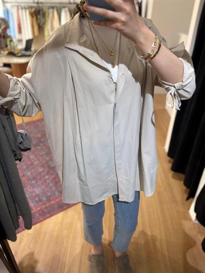 OMUZ PİLE DETAYLI GÖMLEK