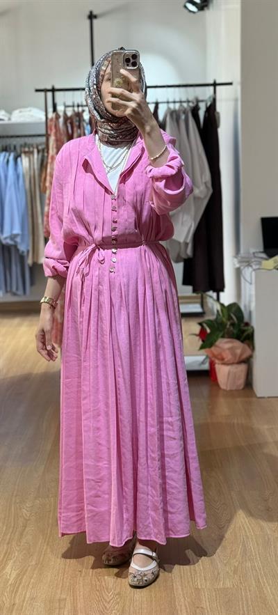 PEMBE OMUZ PİLELİ ELBİSE