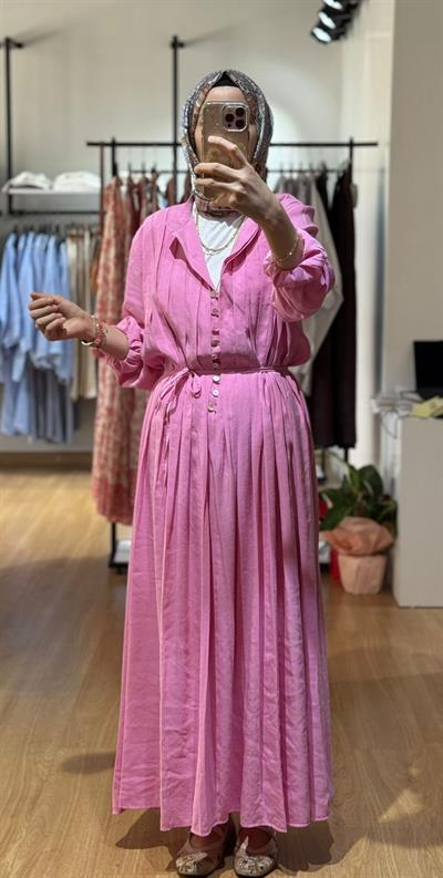 PEMBE OMUZ PİLELİ ELBİSE