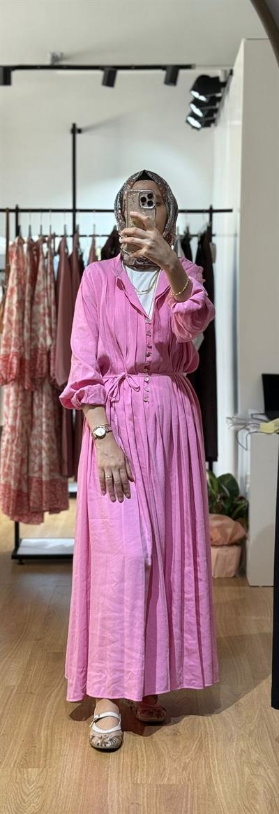 PEMBE OMUZ PİLELİ ELBİSE
