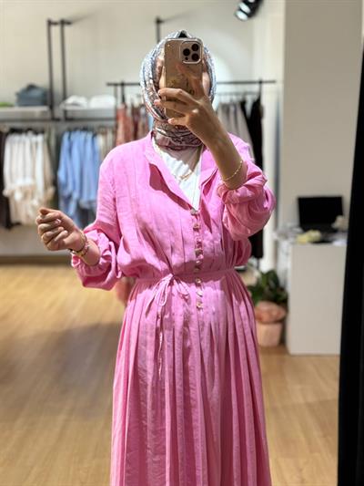 PEMBE OMUZ PİLELİ ELBİSE
