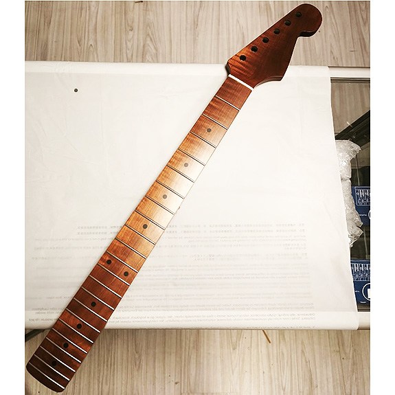 Roasted Tek Parça 22 Perde Flame Maple Strat Sap Nitro Satin