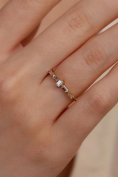 14 Ayar Altın Baget Taşlı Yüzük 