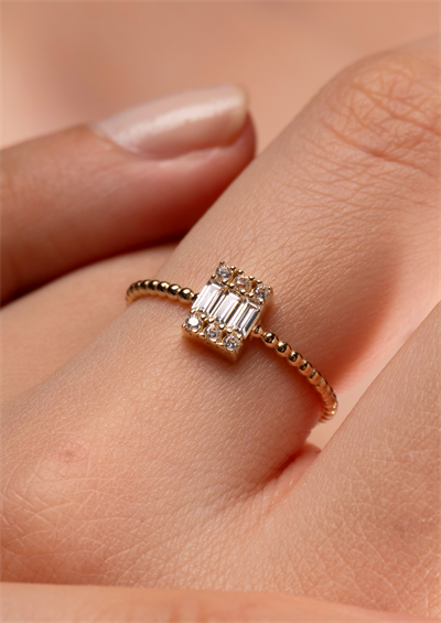 14 Ayar Altın Beyaz Taşlı Desenli Baget Yüzük 