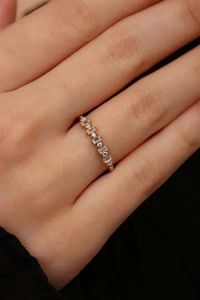 14 Ayar Altın Pırlanta Montürlü Beyaz Taşlı Desenli Baget Yüzük