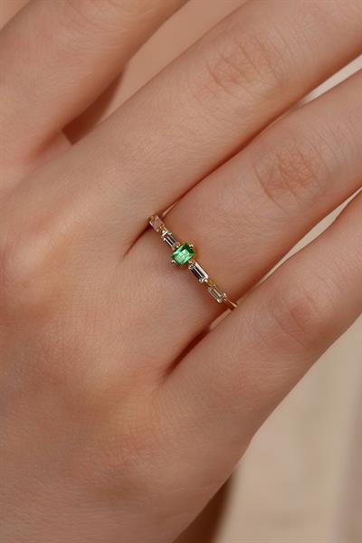 14 Ayar Altın Yeşil ve Beyaz Taşlı Baget Yüzük