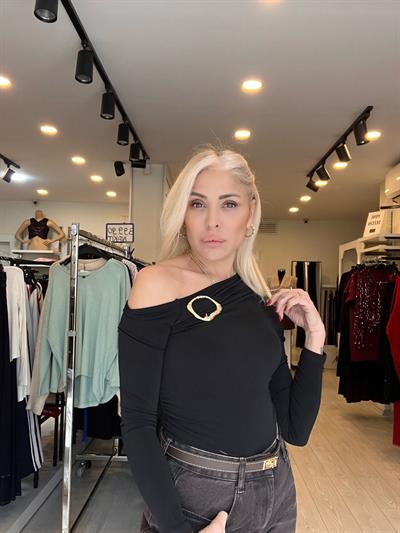 Siyah Gold Toka Detaylı Tek Omuz Bluz