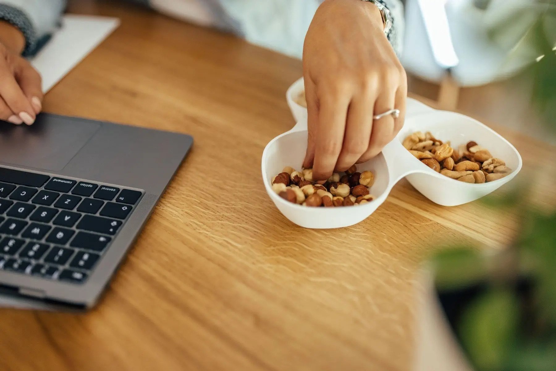 Ofis ortamında sağlıklı atıştırmalık olarak kuruyemiş tabağı