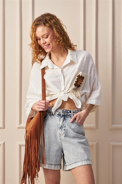 Boho Ekru Gömlek – Püskül ve Cep Detaylı Tasarım