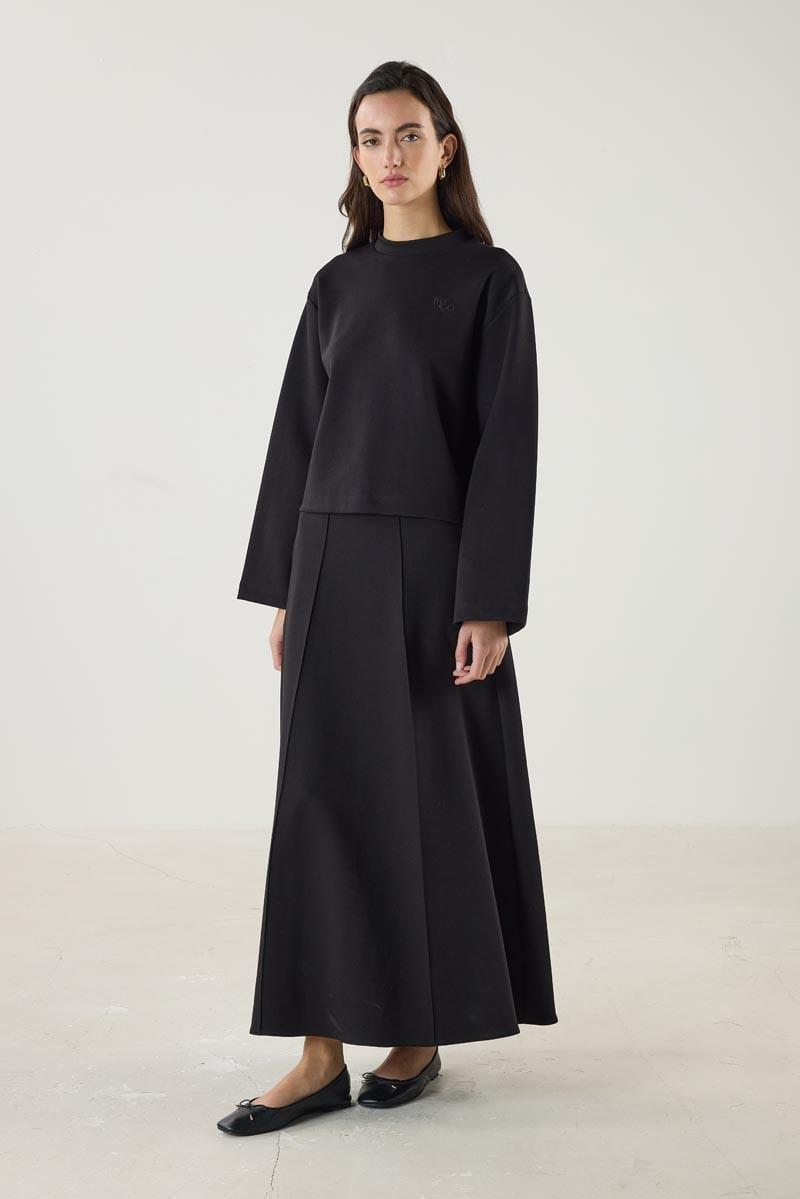 Siyah Kısa Sweatshirt, Çan Kesim Etek Takım