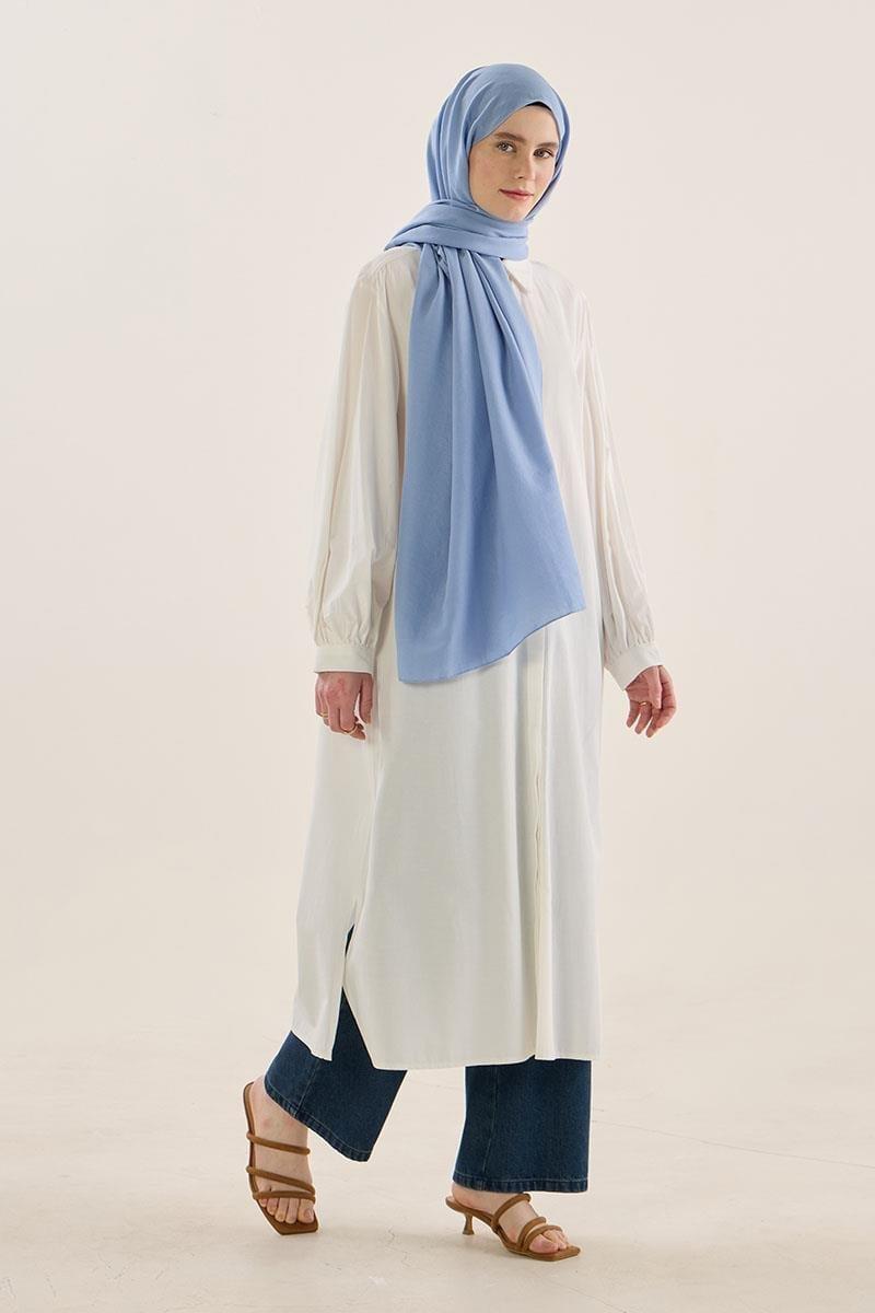Beyaz Uzun Poplin Gömlek, Lacivert Loose Fit Jean, Jazz Şal Kombin