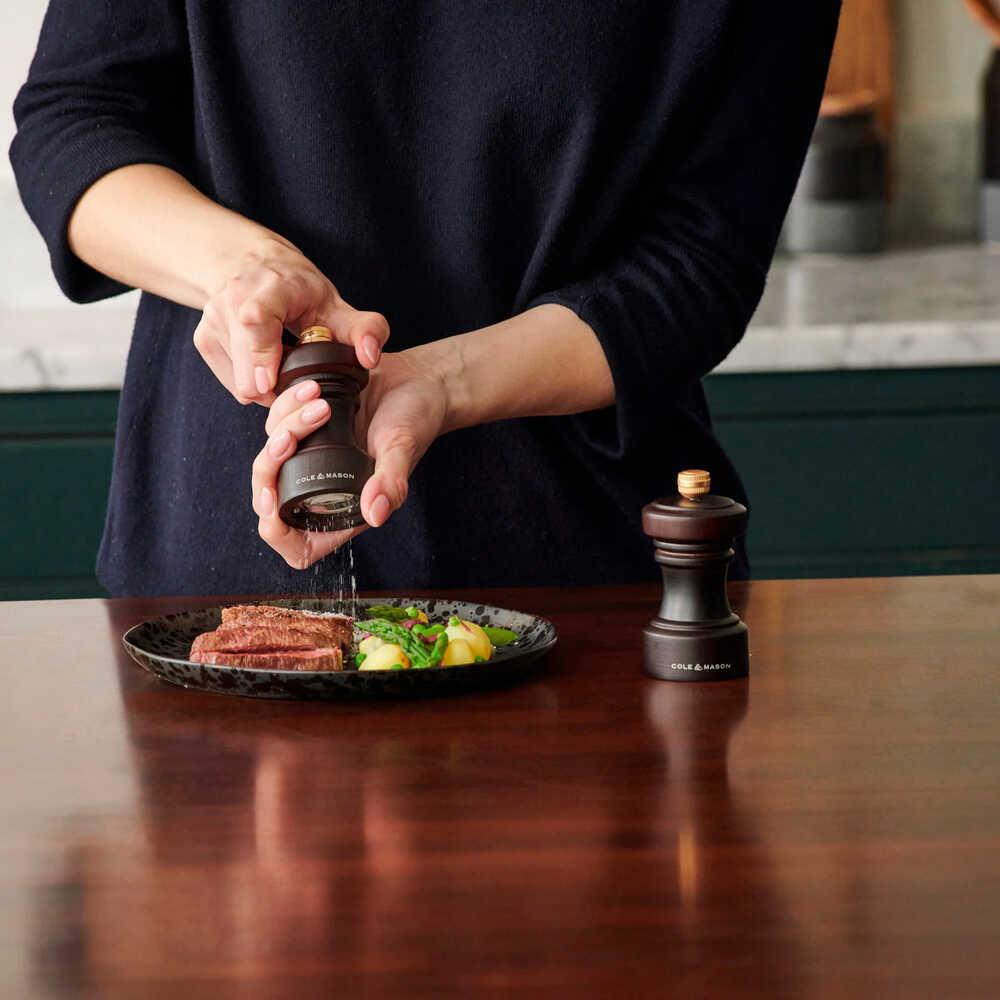 Cole & Mason Hoxton Çikolata Renkli Tuz ve Biber Değirmenleri 104mm