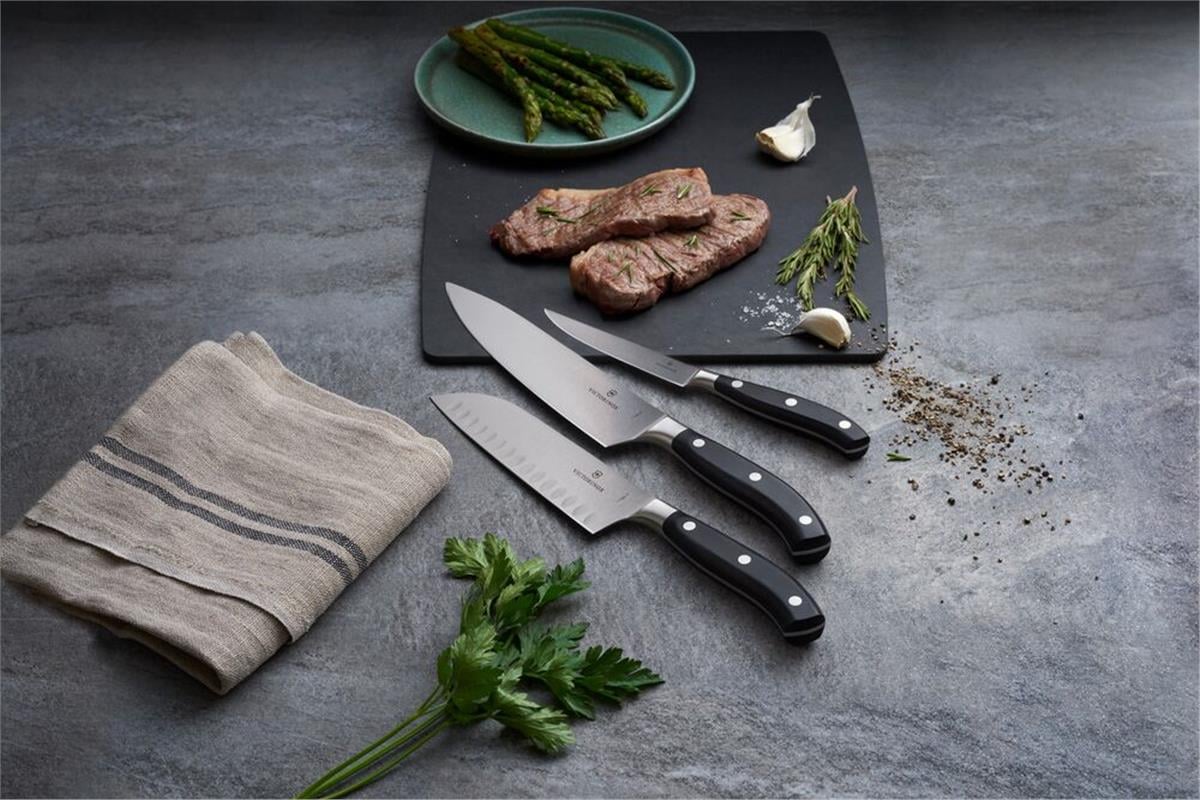 Victorinox 7.7323.17G 17cm Siyah Dövme Çelik Santoku Bıçağı, Hediye Kutulu