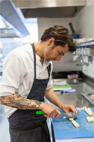 ​Victorinox 6.8526.17L4B 17cm Yeşil Santoku Bıçağı, Blisterli Paket