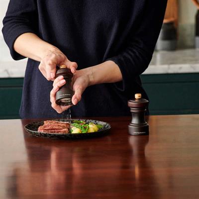 Cole & Mason Hoxton Çikolata Renkli Tuz ve Biber Değirmenleri 104mm