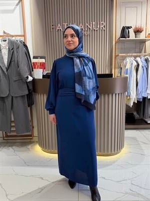 Dik yaka kuşaklı krep kumaş elbise mavi