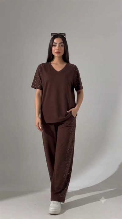 Kadın Serpme Taş Detaylı V Yaka Oversize Tişort Pantolon Takım 