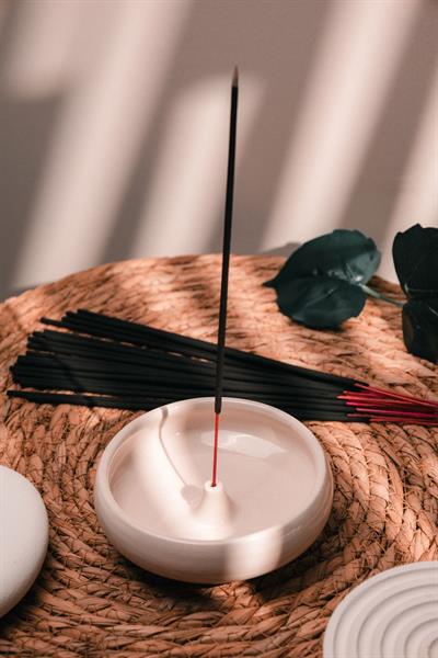20 Adet Vanilya Çubuk Tütsü ve Krem Rengi Seramik Çubuk Tütsülük | Sakinleştirici | Meditasyon