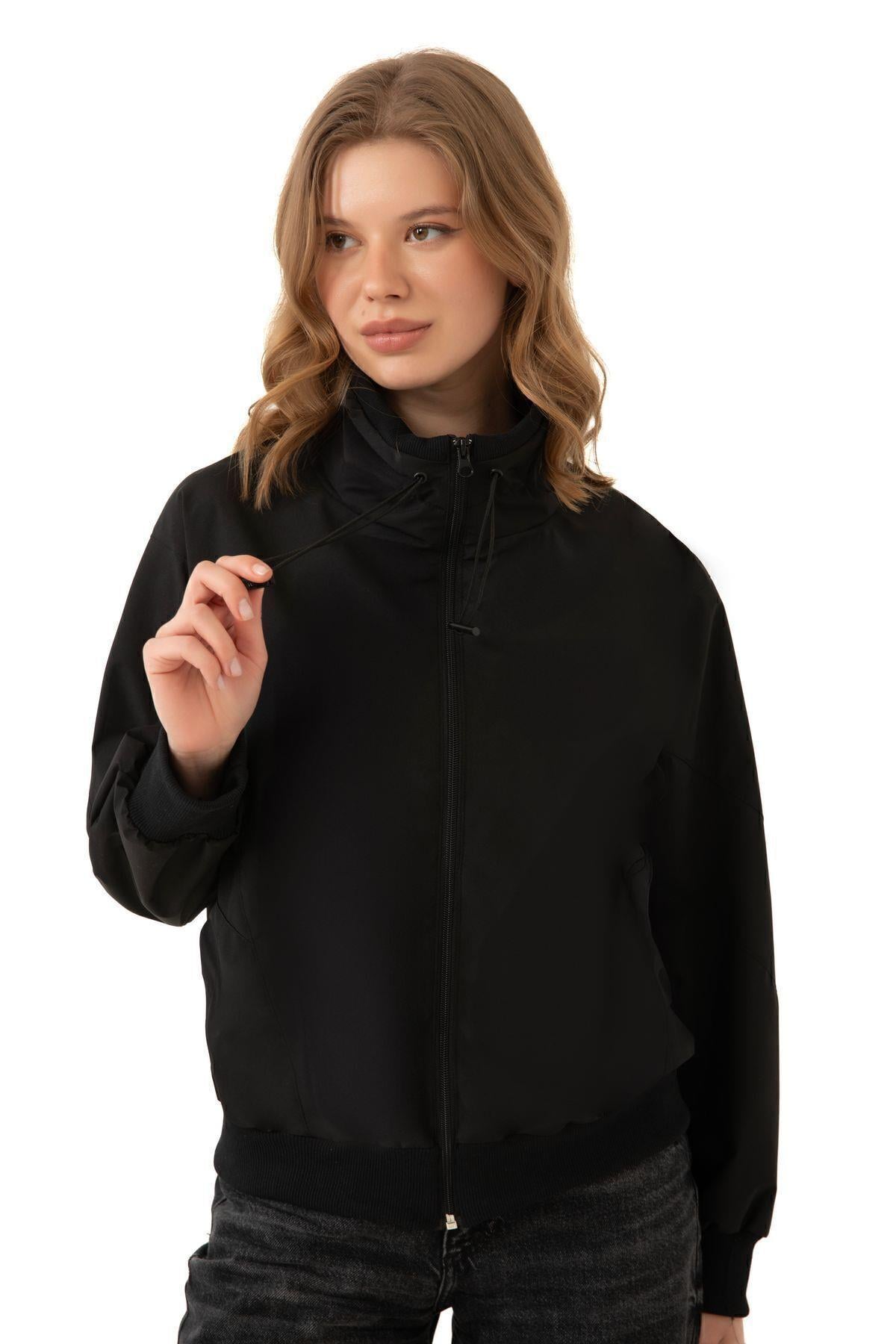 Kadın Siyah Dik Yaka Su ve Rüzgar Geçirmez Oversize Crop Mevsimlik Yağmurluk Rüzgarlık