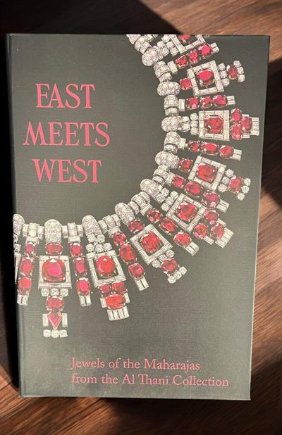 East Meets West Kitap Formunda Dekoratif Kutu – 35x24 cm