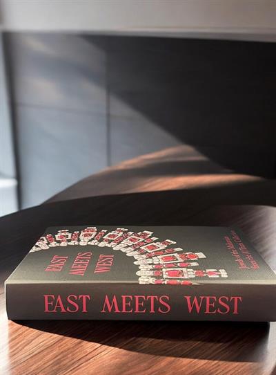 East Meets West Mini Kitap Formunda Kutu - 30x20 cm