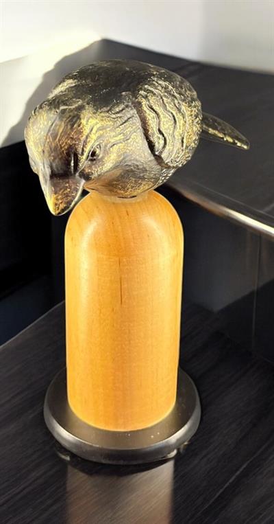 El Dokulu Kuş Figürlü Ahşap Kaideli Obje – 22x8 cm | Rustik ve Modern Dekorasyon Objesi