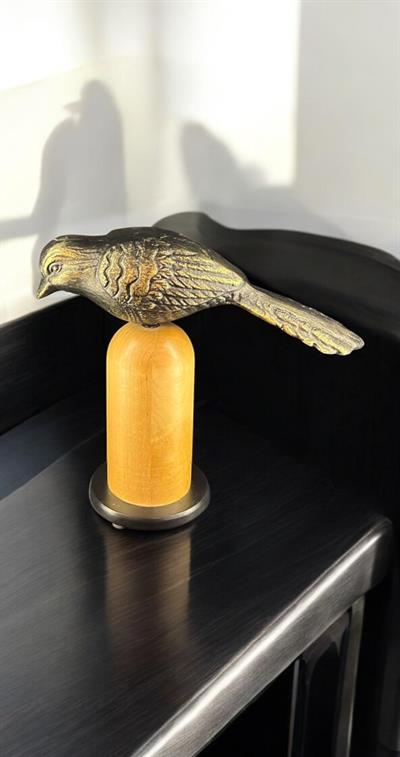 El Dokulu Kuş Figürlü Ahşap Kaideli Obje – 22x8 cm | Rustik ve Modern Dekorasyon Objesi