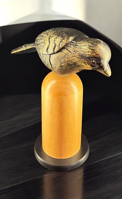 El Dokulu Kuş Figürlü Ahşap Kaideli Obje – 22x8 cm | Rustik ve Modern Dekorasyon Objesi