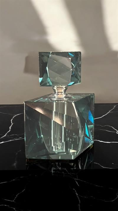 Modern Kesim 2li Yeşil Kristal Parfüm Şişesi Seti – Geometrik Lüks Tasarım