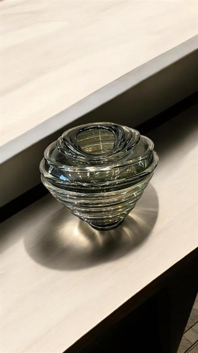 Spiral Formlu Küçük Cam Vazo – Katmanlı Modern Tasarım (25x25x21 cm)
