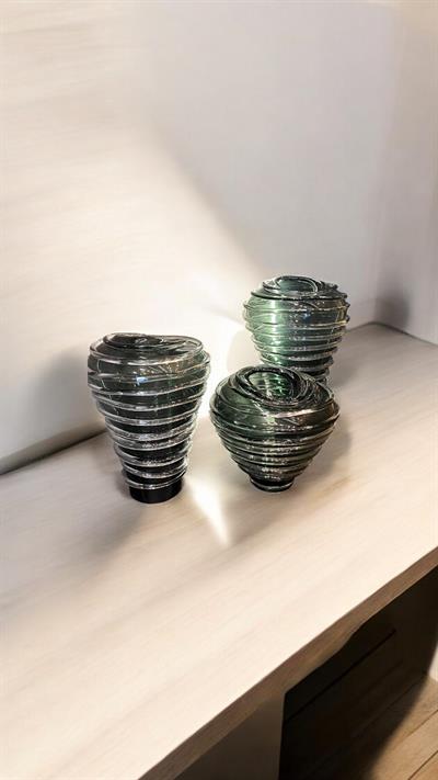 Spiral Formlu Küçük Cam Vazo – Katmanlı Modern Tasarım (25x25x21 cm)