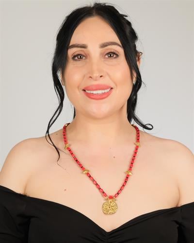 Polimooi El Yapımı Mercan & Siyah Disk Boncuklu Bronz Madalyon Kolye – Boho Vintage Statement