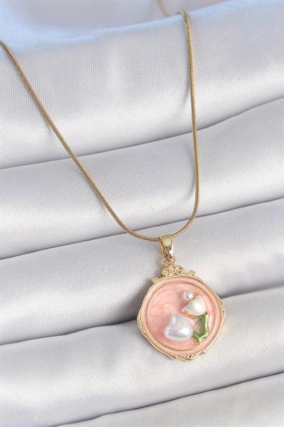 316L Çelik Gold Renk Zincir Pembe Mineli İncili Çiçek İşlemeli Portre Model Kadın Kolye – PRT3500EB05805
