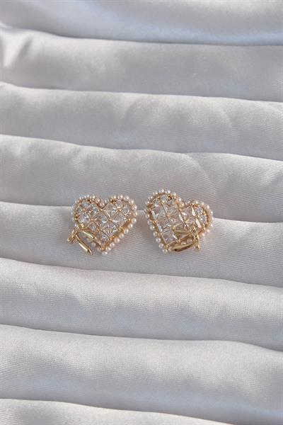Pirinç Gold Renk Fiyonk Detay İncili Zirkon Taşlı Kalp Küpe – PRT3500EB02024