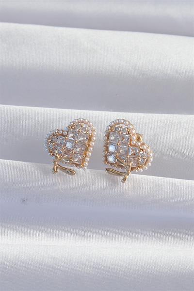 Pirinç Gold Renk Fiyonk Detay İncili Zirkon Taşlı Kalp Küpe – PRT3500EB02024