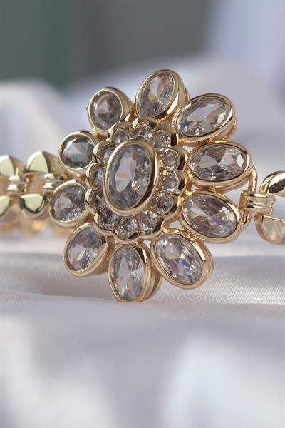 Pirinç Gold Renk İri Zirkon Taşlı Çiçek Figürlü Bileklik – PRT3500EB01806