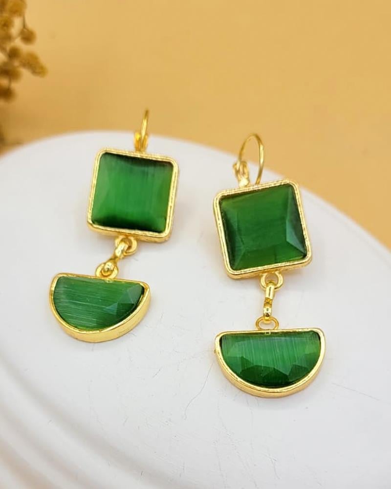 Kedi Gözü Küpeler ile Zarif ve Gizemli Bir Şıklık