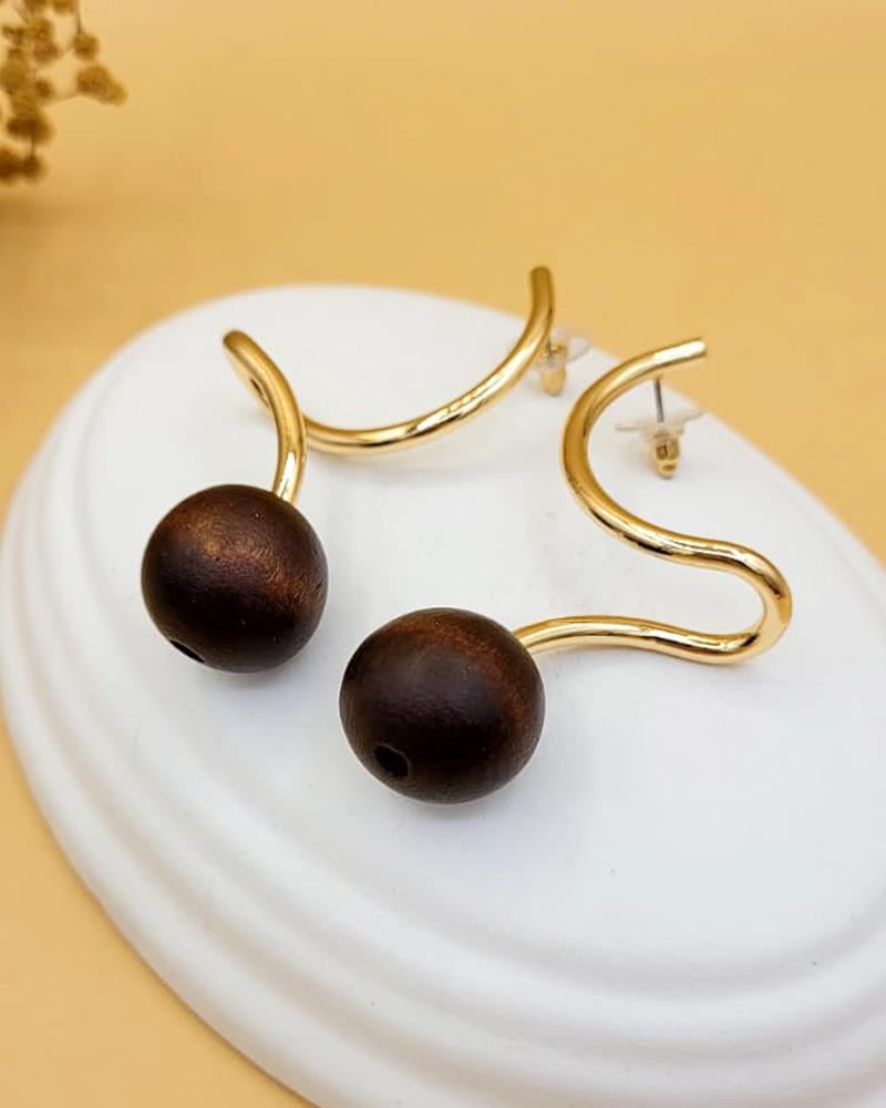 Kahve Ahşap Küre Detaylı Gold Helezon Küpe