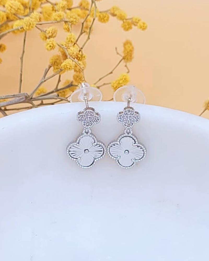 Çift Yonca Silver Renk Küpe