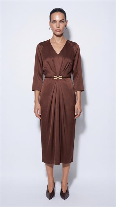 Kahve-ML18034 Beli Aksesuar Detaylı V Yaka Saten Elbise
