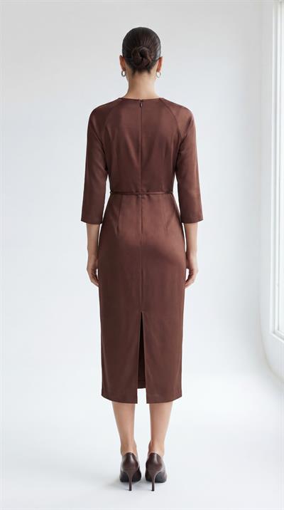 Kahve-ML18034 Beli Aksesuar Detaylı V Yaka Saten Elbise
