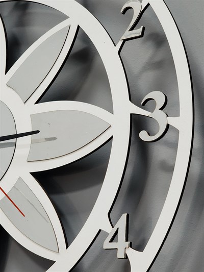 Modern Lotus Desenli Beyaz-Gümüş Dekoratif Duvar Saati - Sessiz Mekanizma